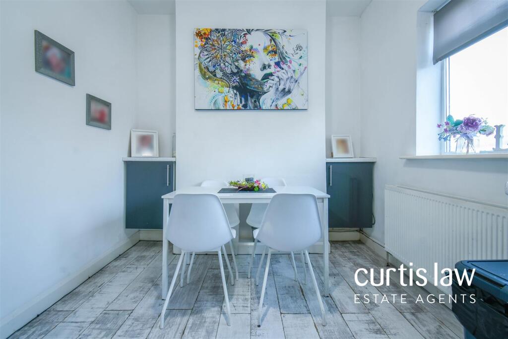 Kitchen/ Dining Room