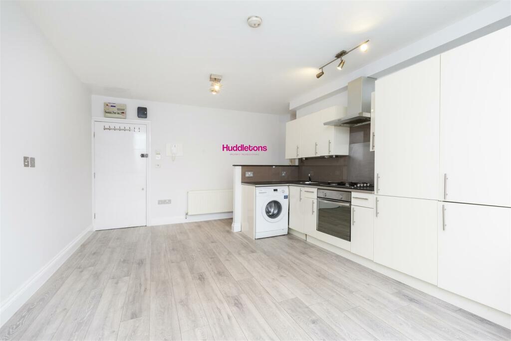 F2, 19 Crescent Road - 05.jpg