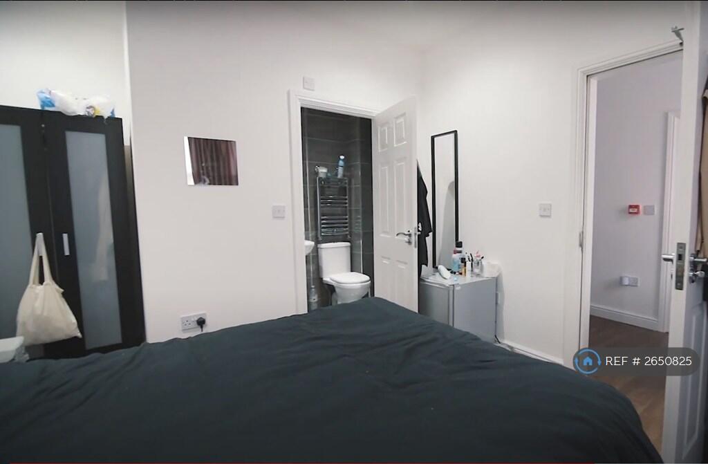 Room 2 (Ensuite Room) 