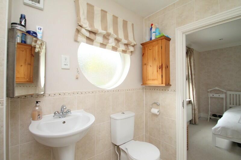 Ensuite  to bed 2