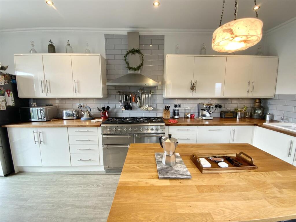 Kitchen/ Dining Room