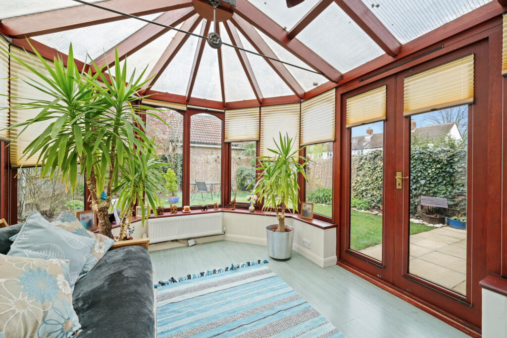 5 Summer Place KT15012