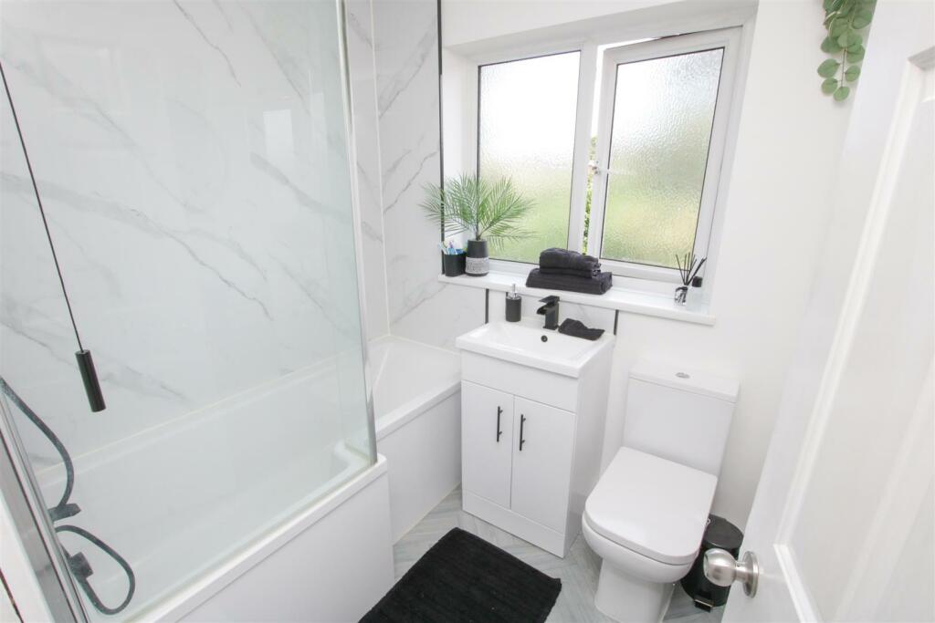 CONTEMPORARY STYLED BATHROOM