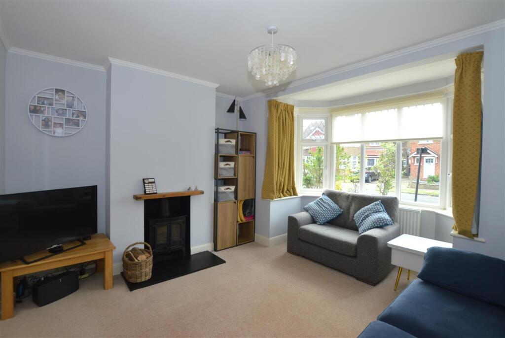 10 Shirley Drive lounge.JPG