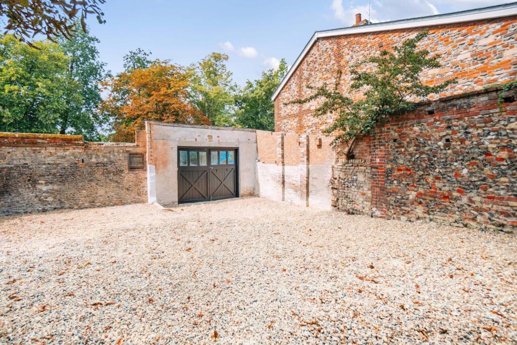 St. Nicholas, Bury St. Edmunds [Gated Off-Street P