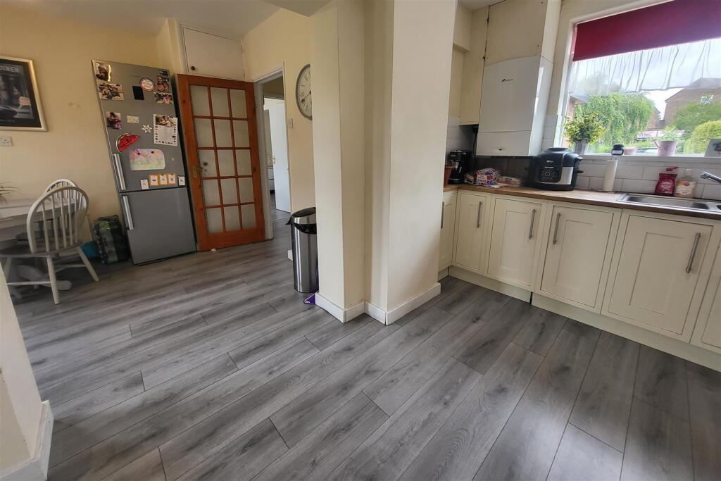 BREAKFAST ROOM CONNECTING WITH FITTED KITCHEN