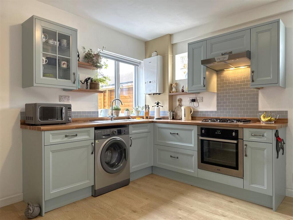 Eye-Catching Modern Kitchen 060