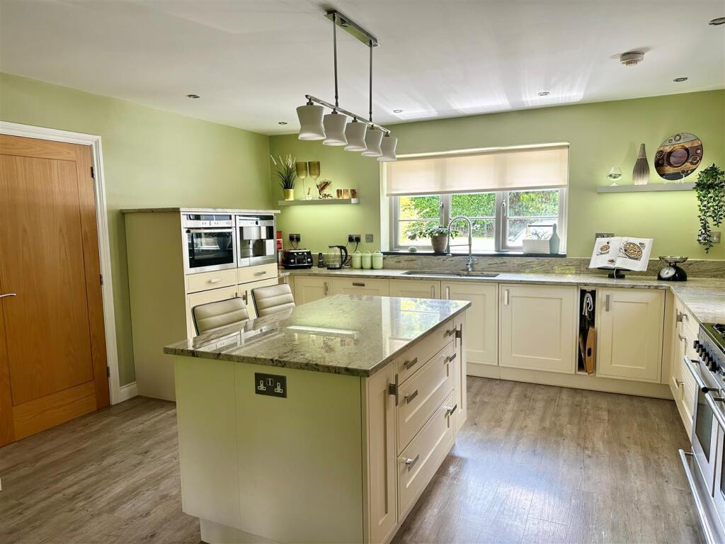 Kitchen 1.jpg