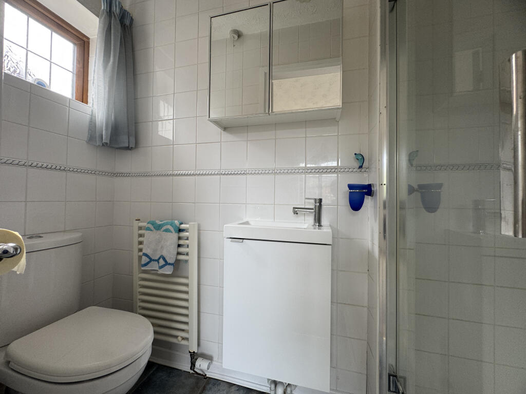 En-suite shower/WC