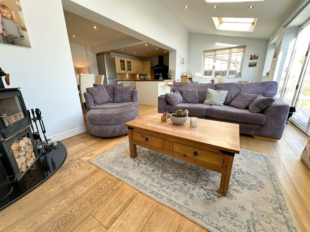 OPEN PLAN FAMILY ROOM