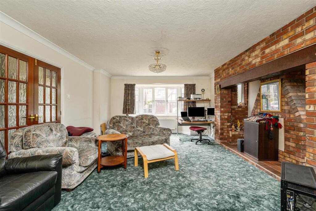 21 Swinbrook Way_20.jpg