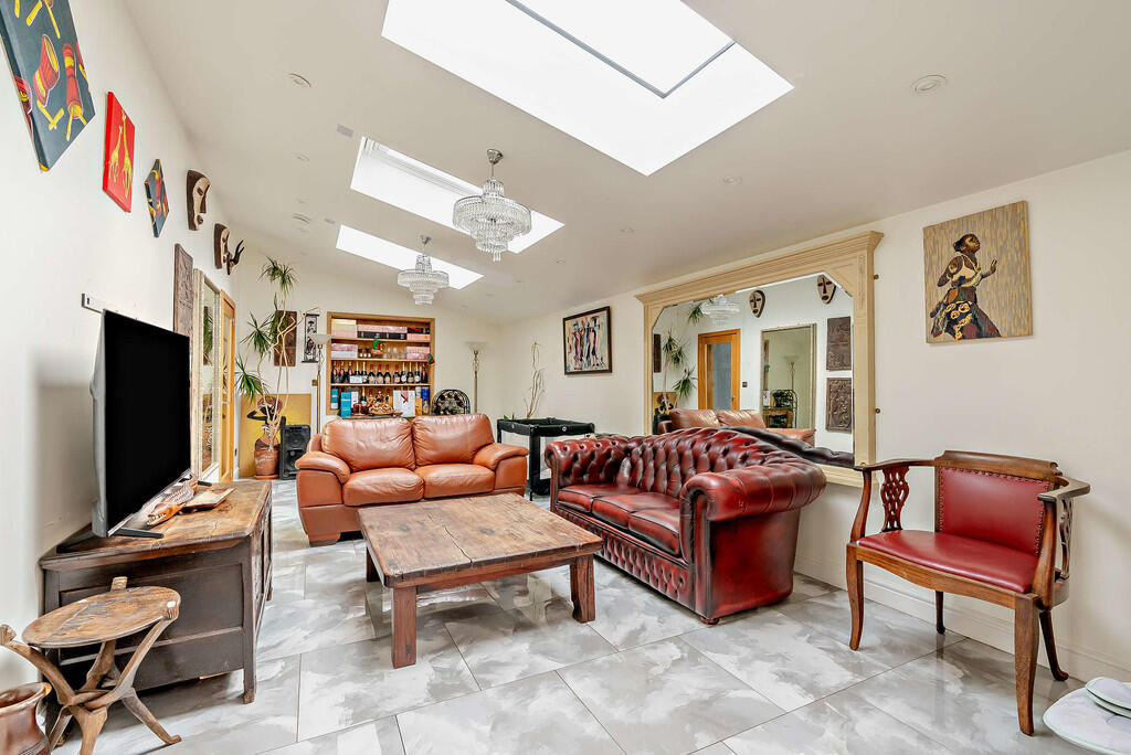 8651804-interior2...