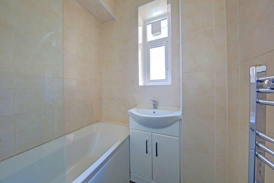 2_Heslop_Bathroom18_