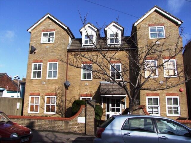 1 bed flat to rent James Court, London E18