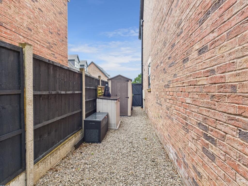 CAM03729G0-PR0075-STILL043