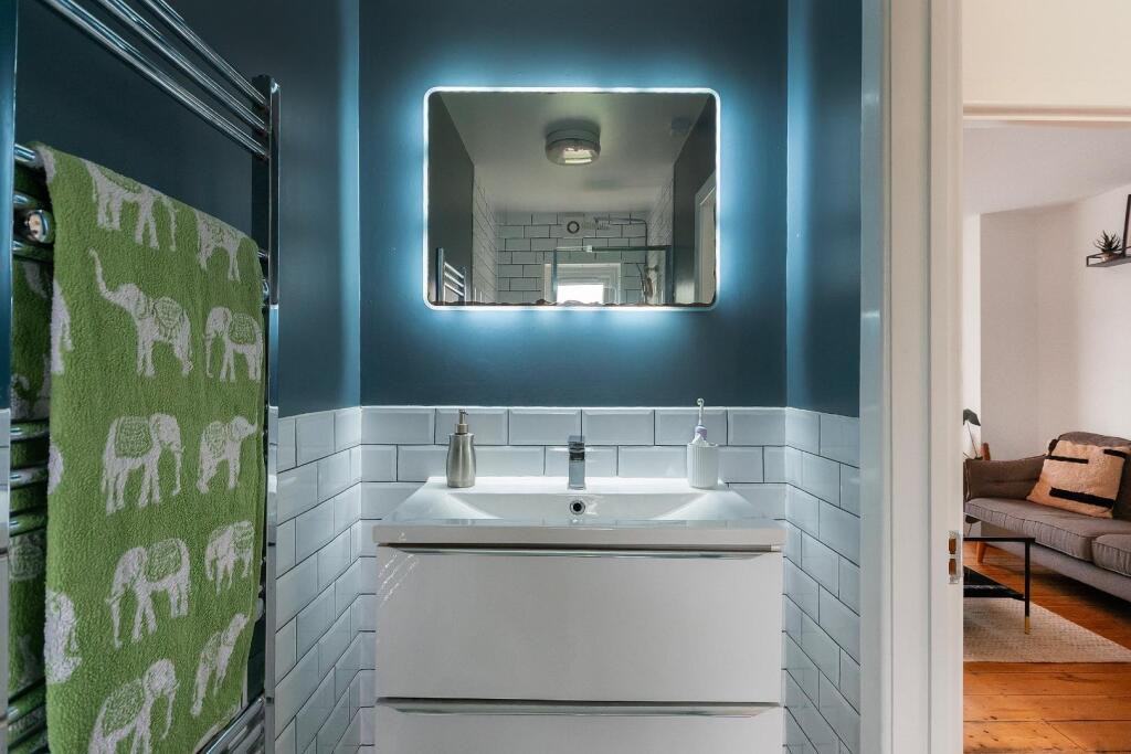 3B8RBR - Shower Room A.jpg