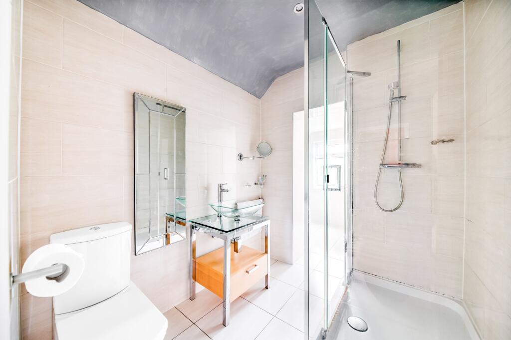 BATHROOM/SHOWER ROOM