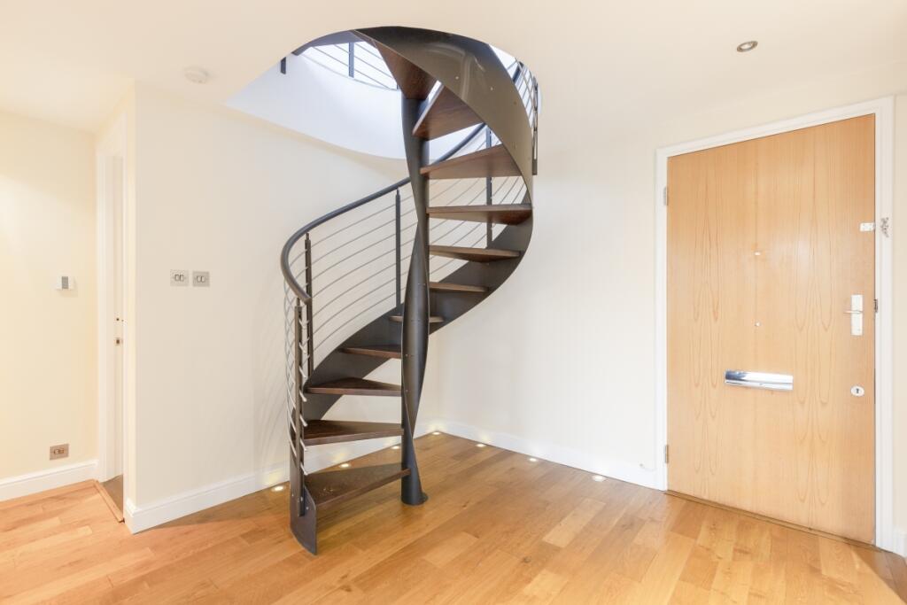 The Circle, Queen...