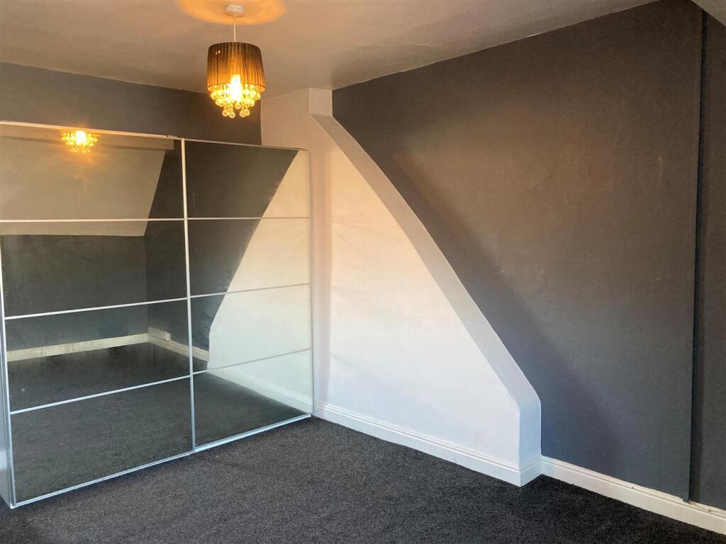 76 High Street - bedroom mirror.jpg