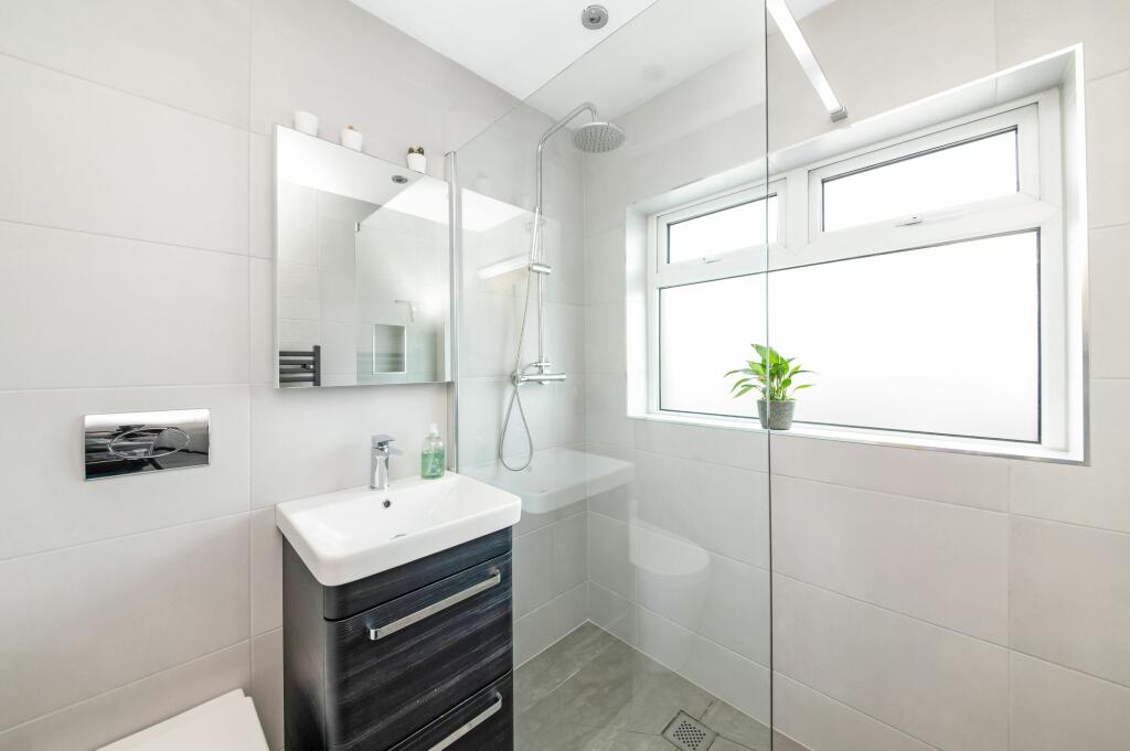 HOUSE SHOWER ROOM