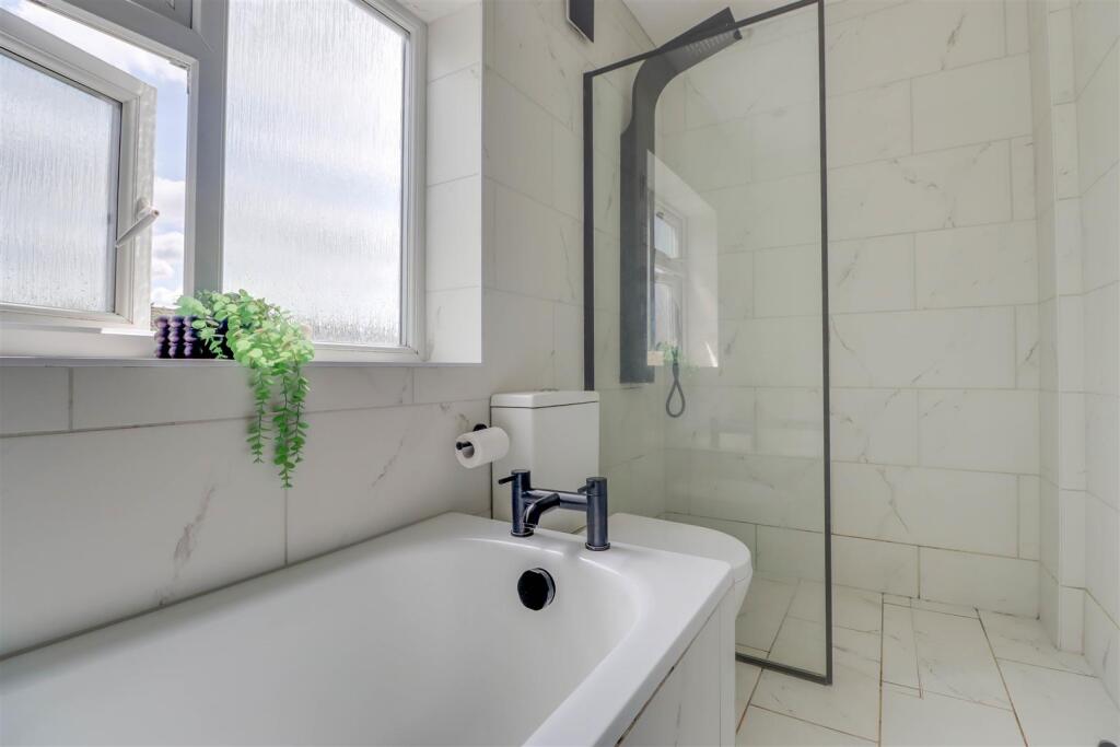 3 LEASWAY INSIDE-3.jpg