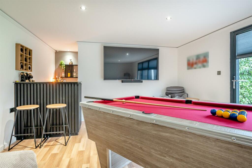 8627610-interior41.jpg