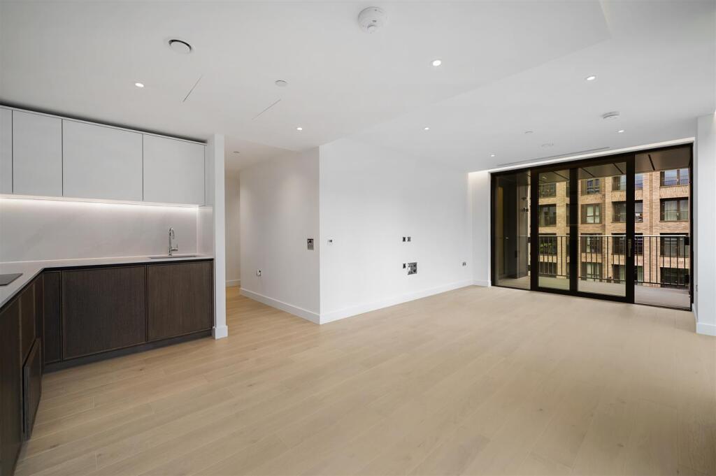 Flat 8, Emblem House - 7seXPp8ivX0Q7D8IW0As.jpg