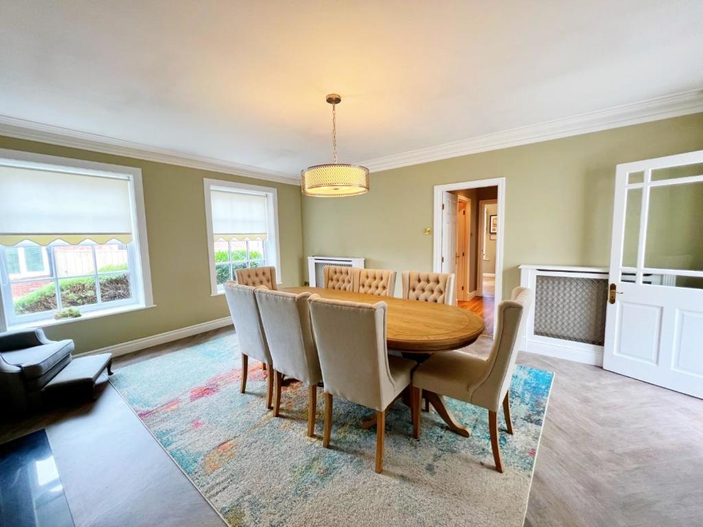 Dining Room pic 2.jpg