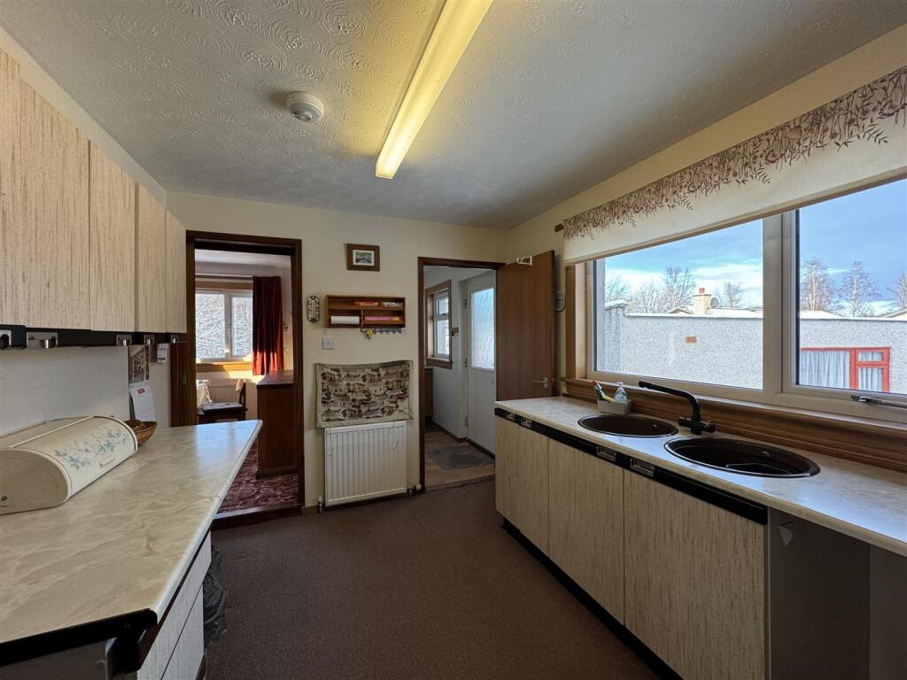 KITCHEN 2.JPG