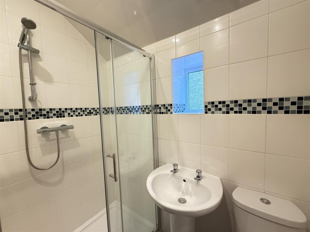 Bedroom 7 Ensuite.JPG