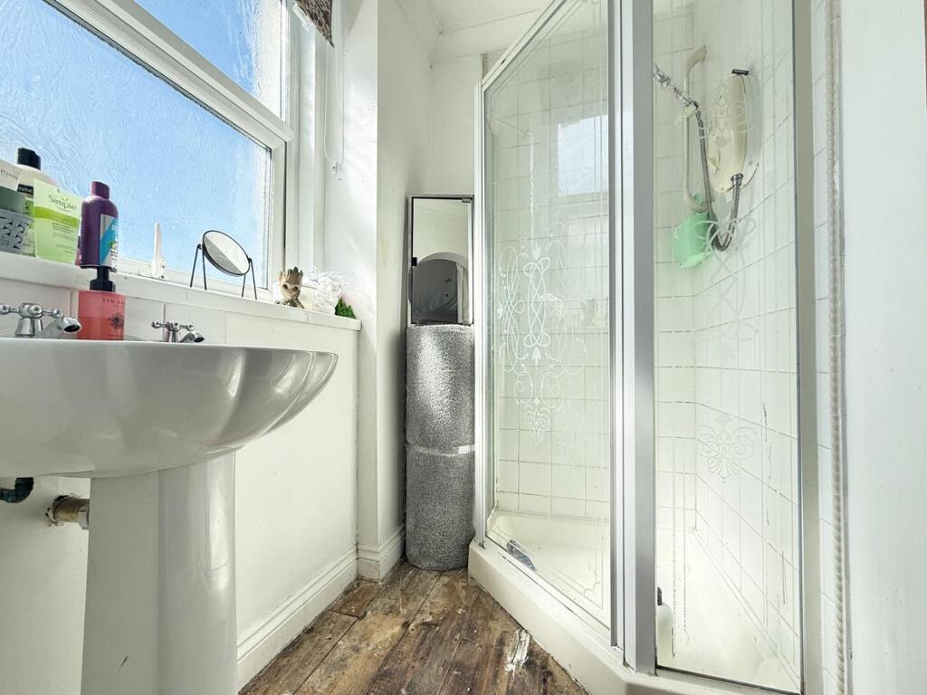 Palmerston Street 10 - En -suite.jpg