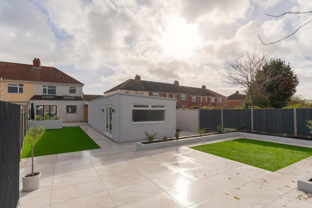 7L5RBD - External G.jpg