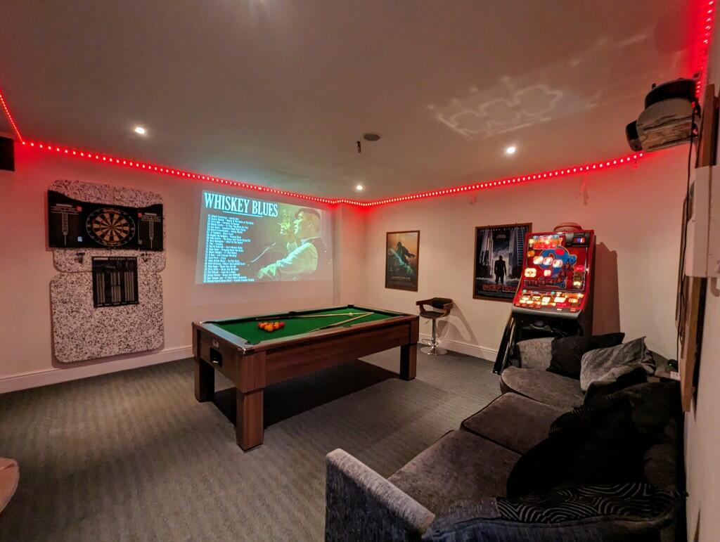 GARGE GAMES ROOM