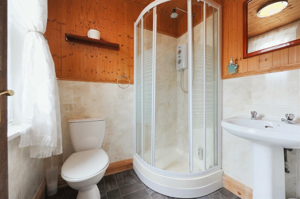 Second Floor en-suite.JPG