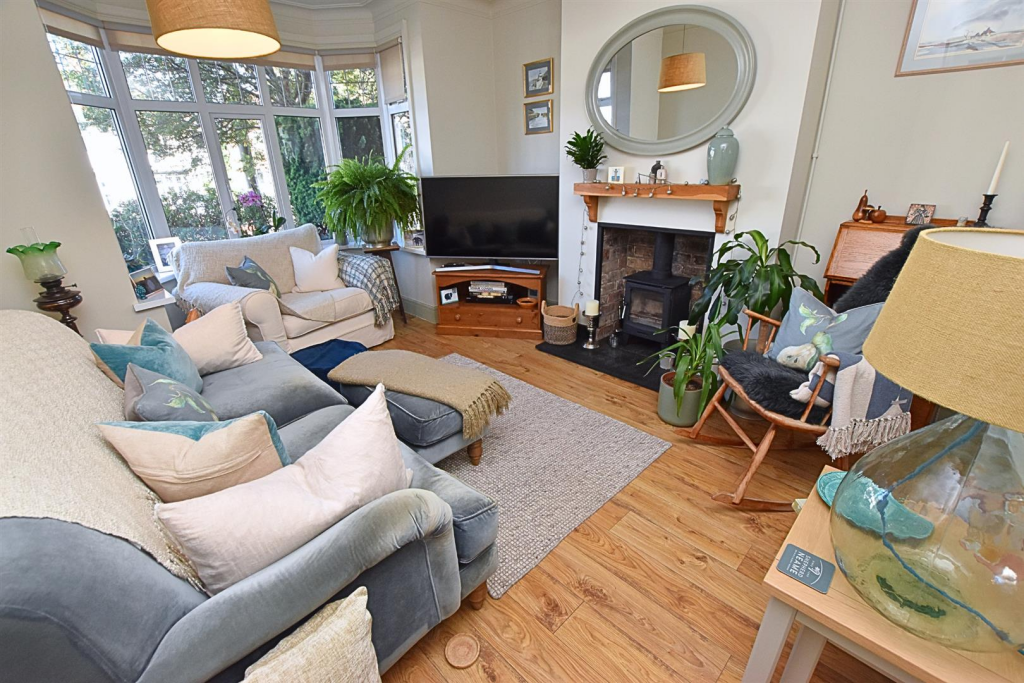 FRONT RECEPTION LOUNGE