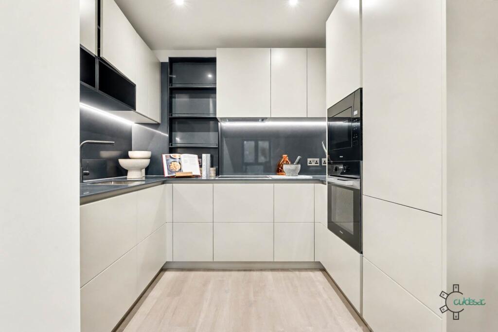 Emperor Point, Manor House N4