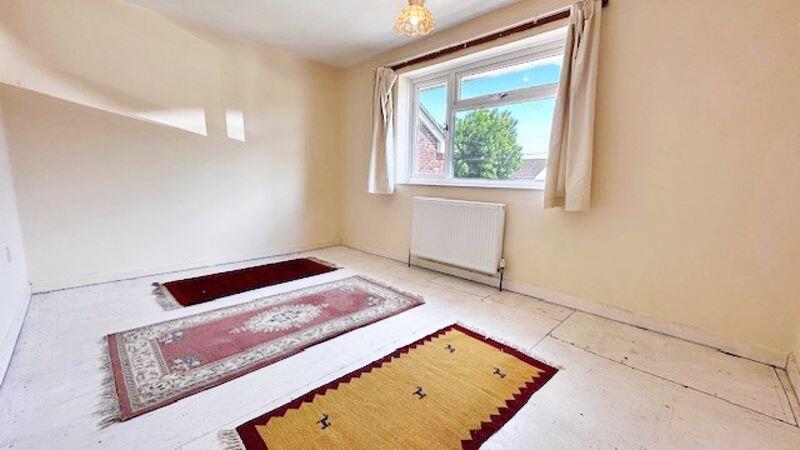 MAIN BEDROOM