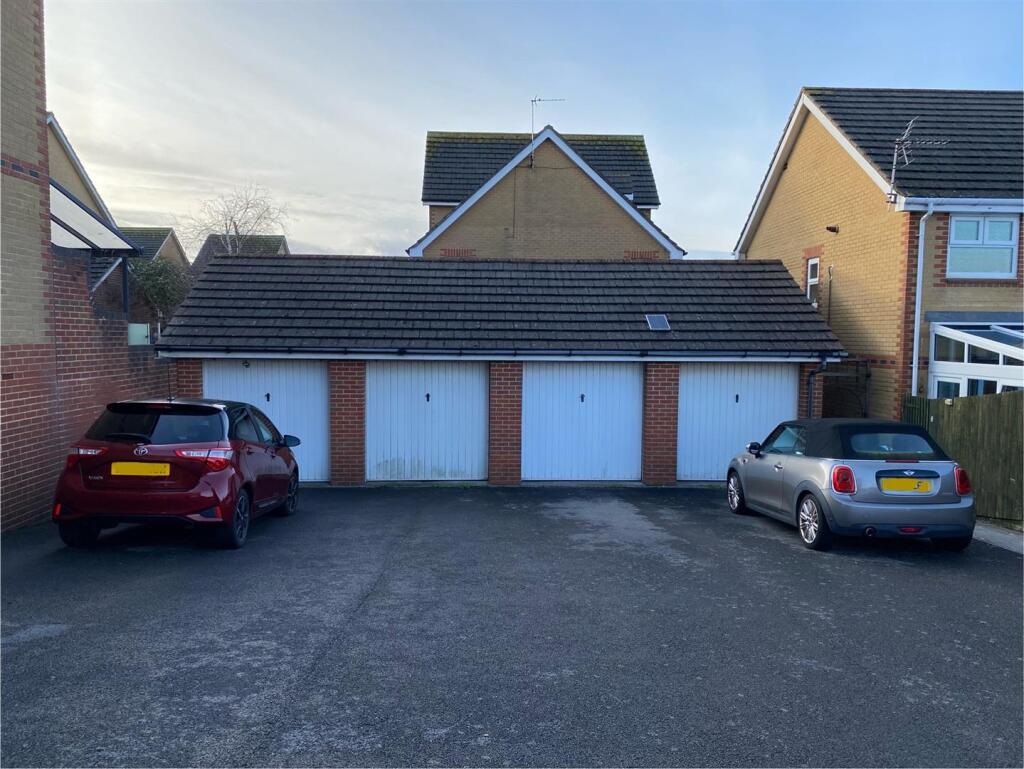 2 Heol Gilfynir - garage.jpg