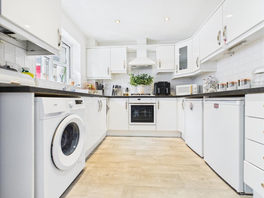 CAM03729G0-PR0099-STILL020