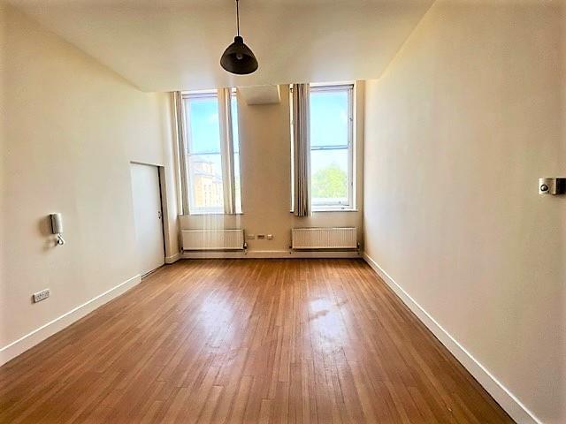 LOUNGE/KITCHEN