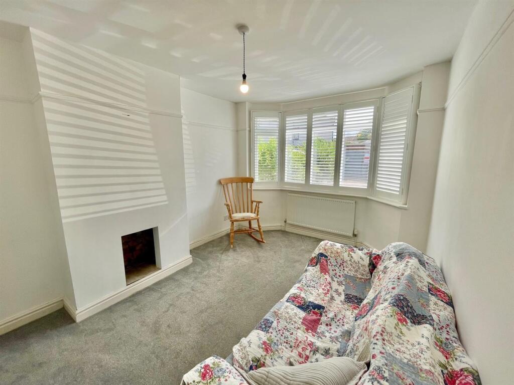 38 Clive Close Lounge.jpg