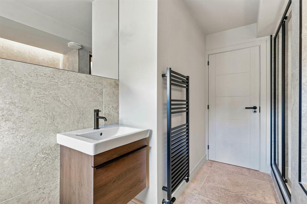 Bathroom 2.jpg