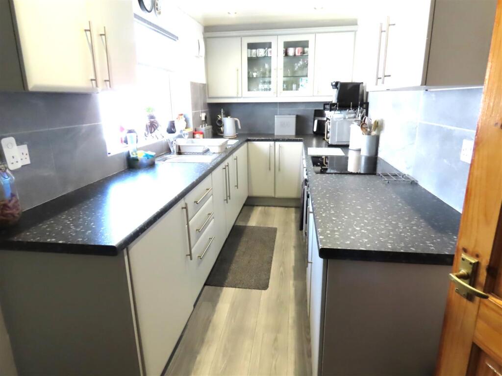 MODERN KITCHEN