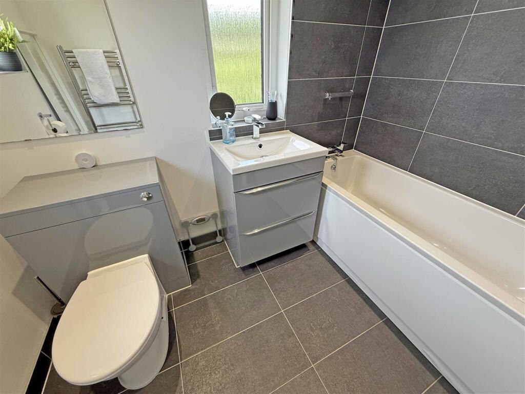 Gray Crescent 37 - Bathroom.jpg