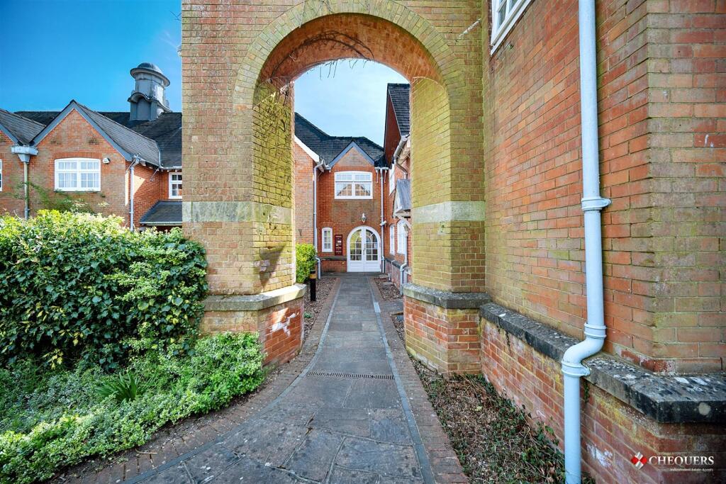 Communal entrance/ grounds