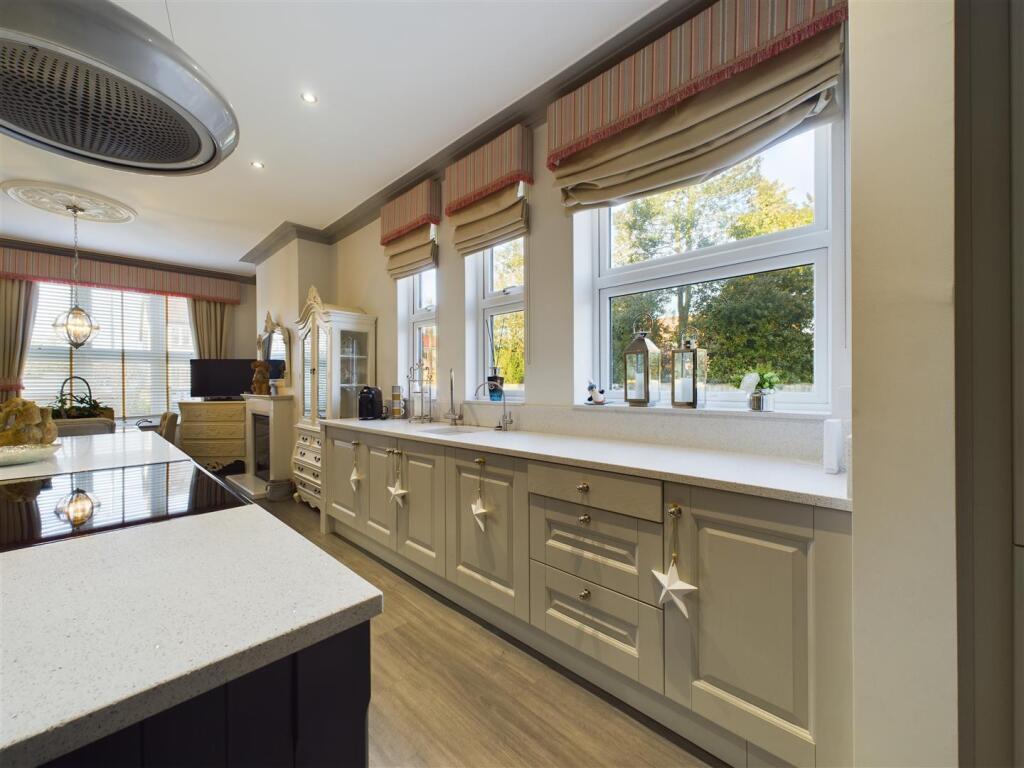 KITCHEN/ DINER