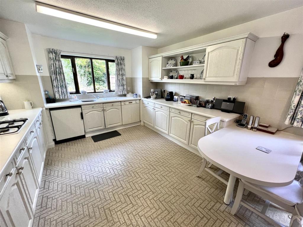 KITCHEN/BREAKFAST ROOM