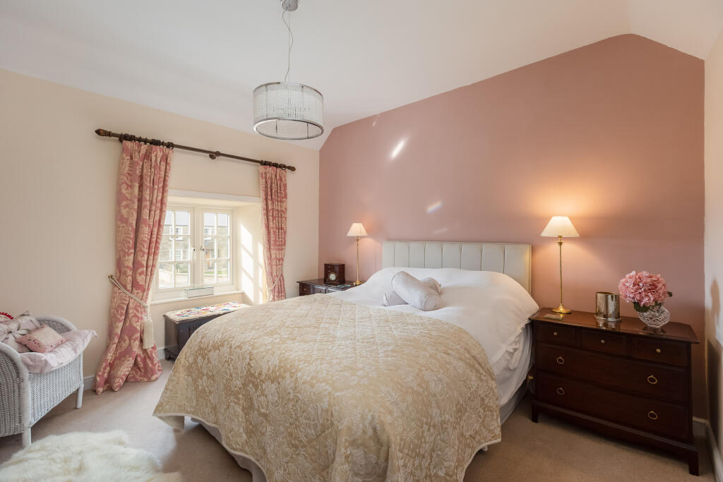 Rose Cottage Bedroom 1-1