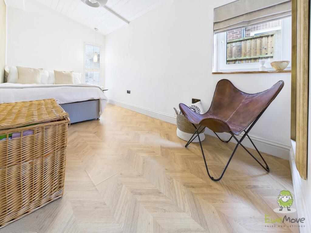 CAM01543G0-PR0166-STILL027