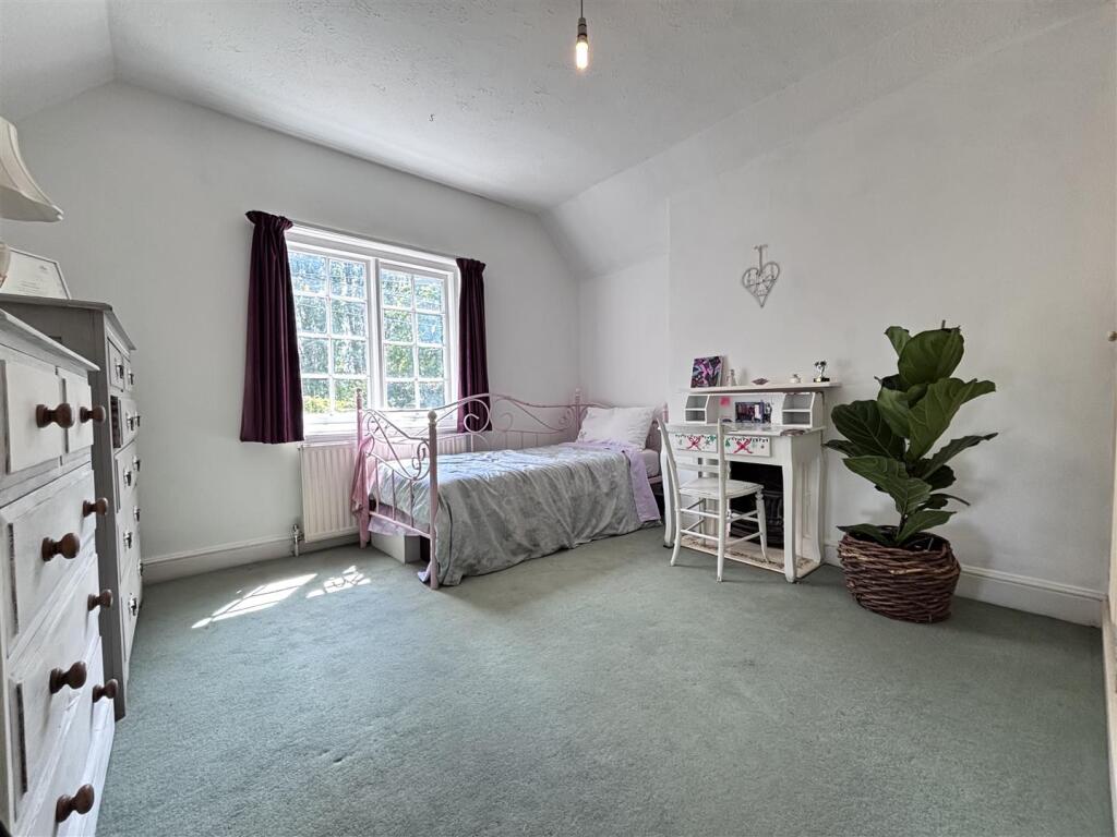 Corner Cottages bed 3.jpg